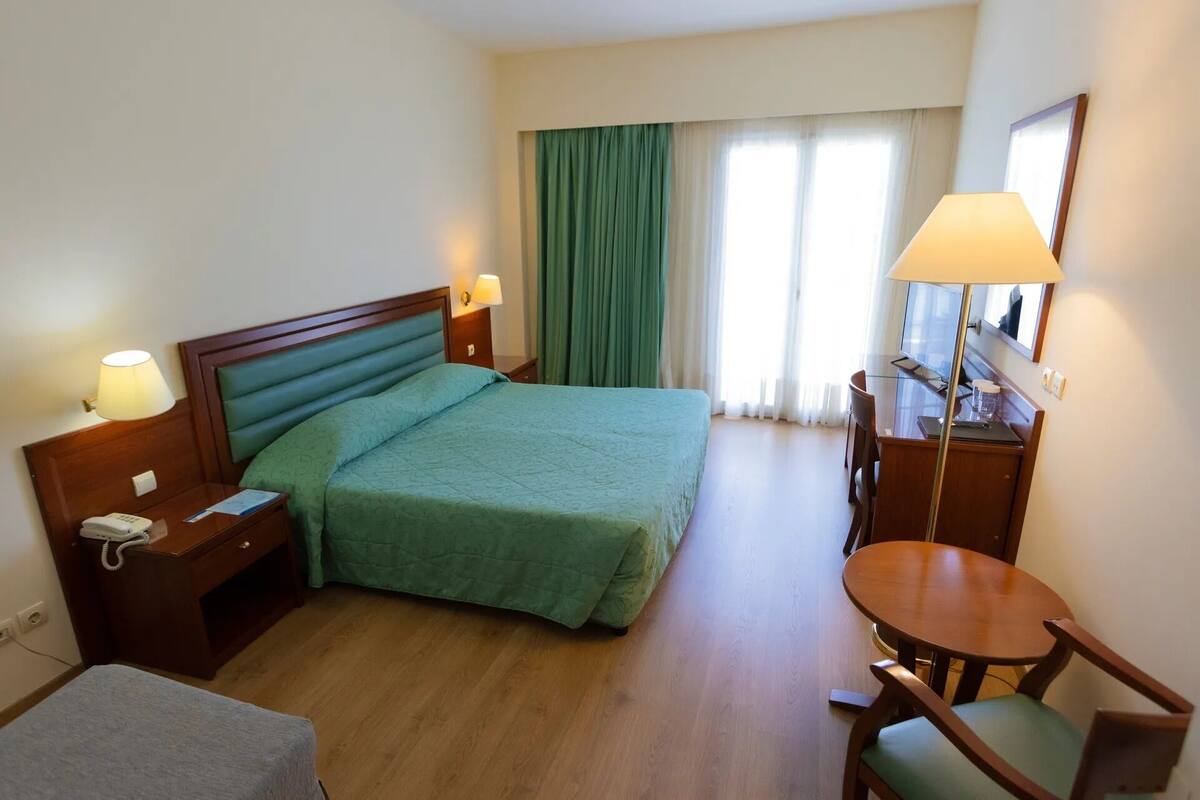 Habitación doble (City View or Side Sea View) | Caja de seguridad en la habitación, escritorio y insonorización