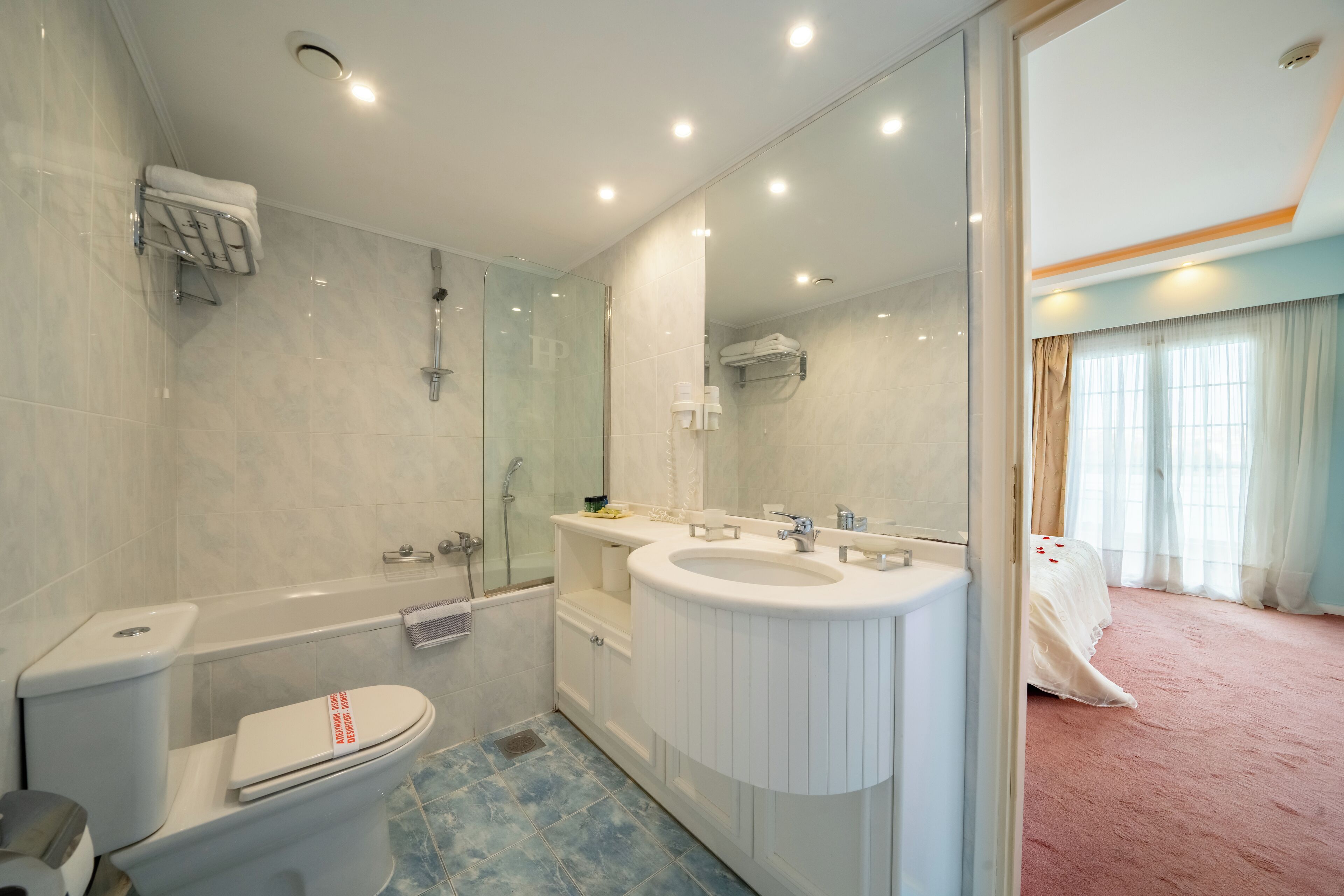 suite, sea view | bathroom | bathtub, deep-soaking bathtub, free toiletries, hair dryer