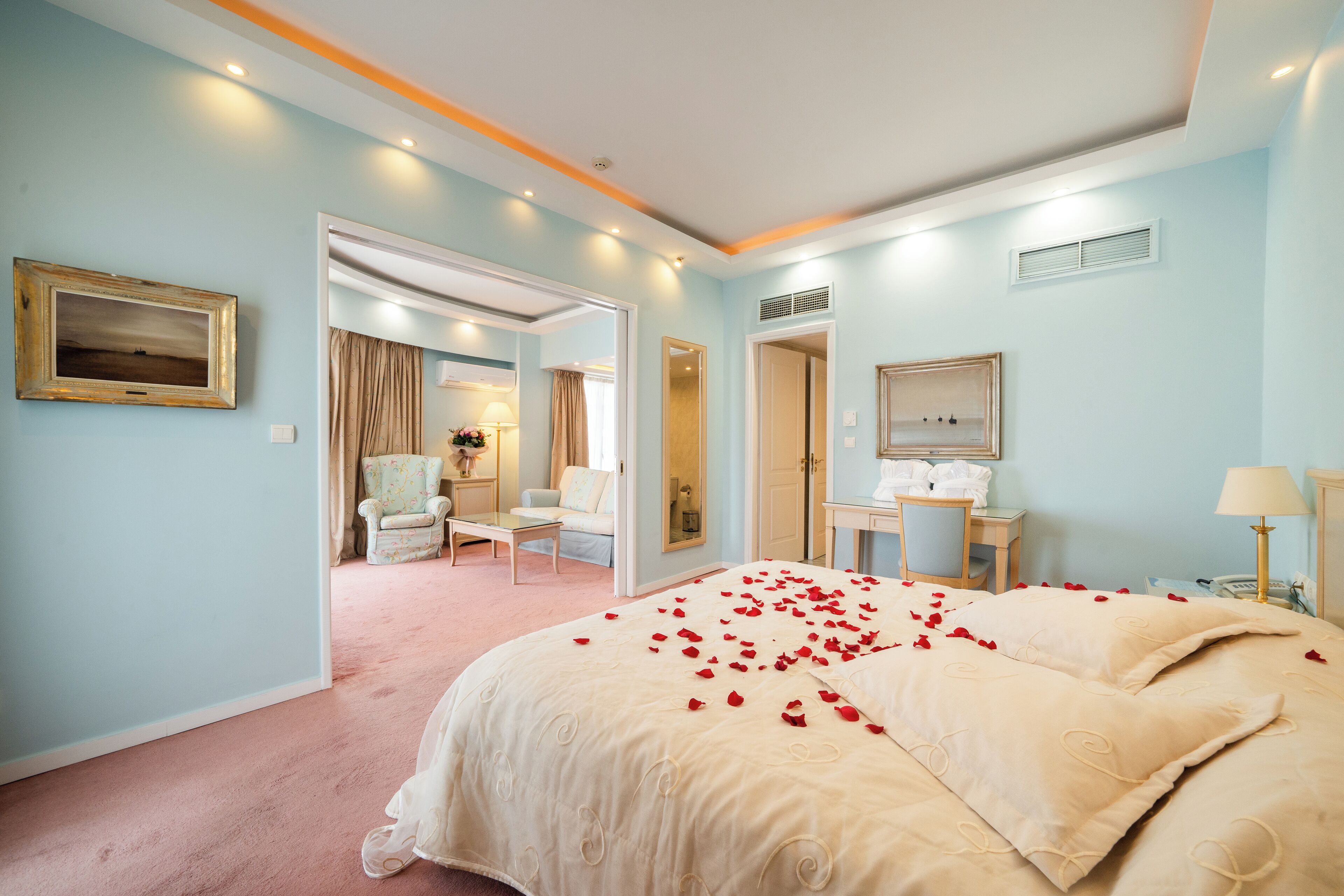 suite, sea view | 1 bedroom, in-room safe, desk, soundproofing