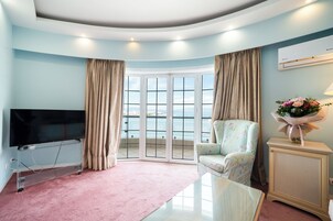 Suite, Sea View | In-room safe, desk, soundproofing, free WiFi