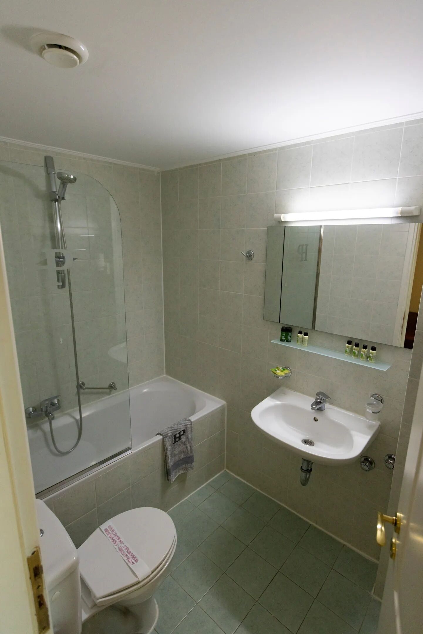 Un baño con bañera, lavamanos e inodoro.