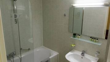 Un baño con bañera, lavamanos e inodoro.