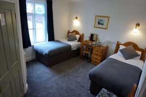 Escrivaninha, ferros/tábuas de passar roupa, Wi-Fi de cortesia