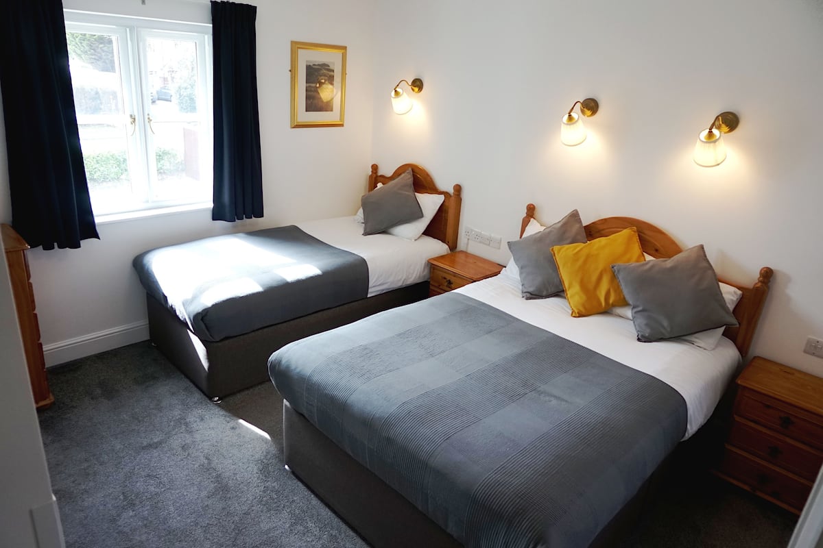 desk, iron/ironing board, free wifi