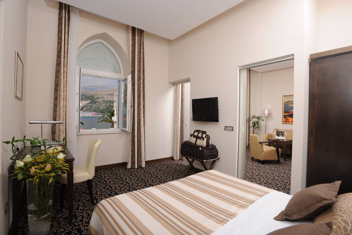 Minibar, in-room safe, individually decorated, desk