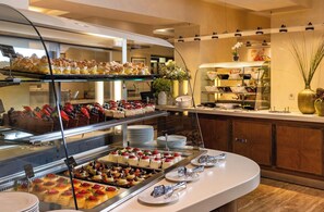 Breakfast, lunch and dinner served - Hotel Lapad (Dubrovnik)