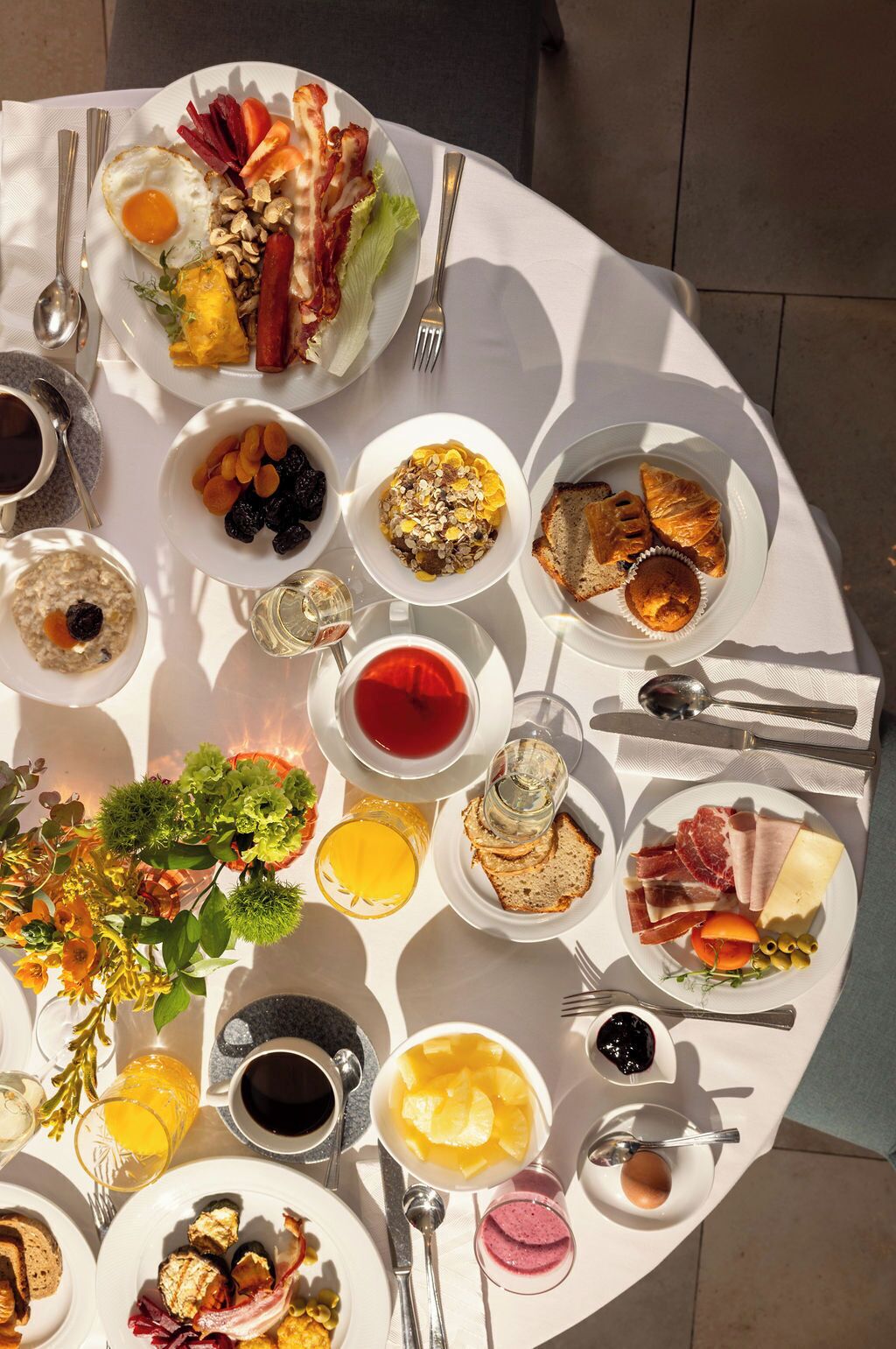 Um buffet de café da manhã com diversos pratos e bebidas.