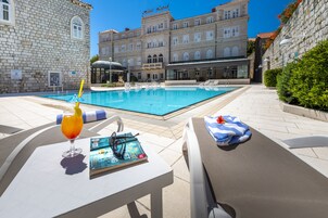 Piscina externa, guarda-sóis, espreguiçadeiras