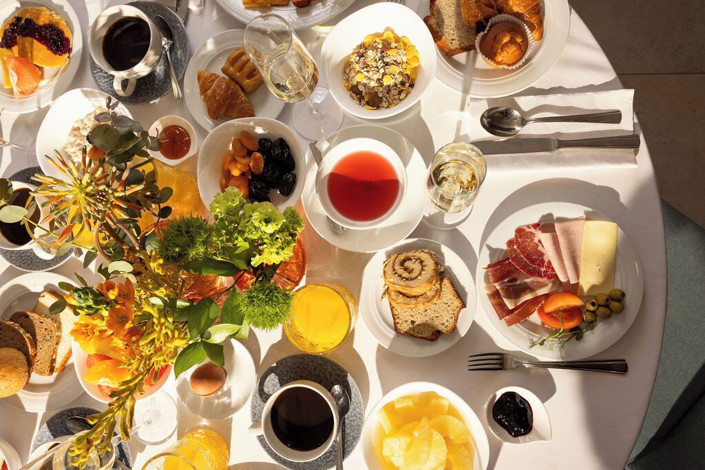 Ein reichhaltiges Frühstücksbuffet mit verschiedenen Speisen und Getränken.