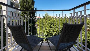 Classic Room, Balcony | Minibar, in-room safe, individually decorated, desk