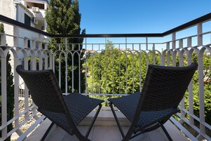 Quarto clássico, sacada | Frigobar, cofres nos quartos, individualmente decorados, escrivaninha