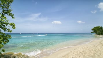 Playa en los alrededores, playa de arena blanca y toallas de playa