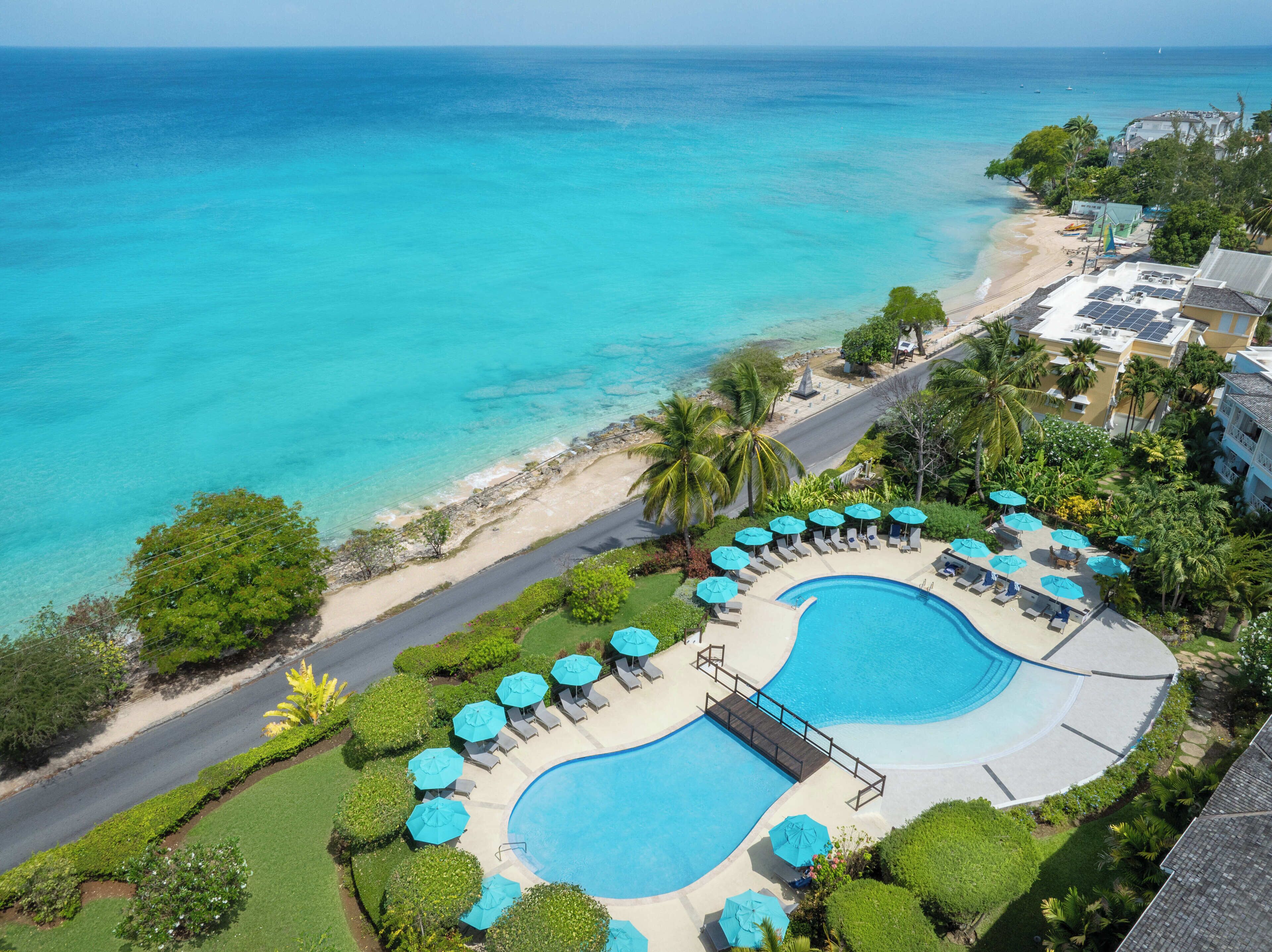 Nær stranden, hvit sand og strandhåndklær