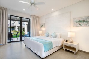 In-room safe, desk, blackout drapes, iron/ironing board - Beach View (Paynes Bay)