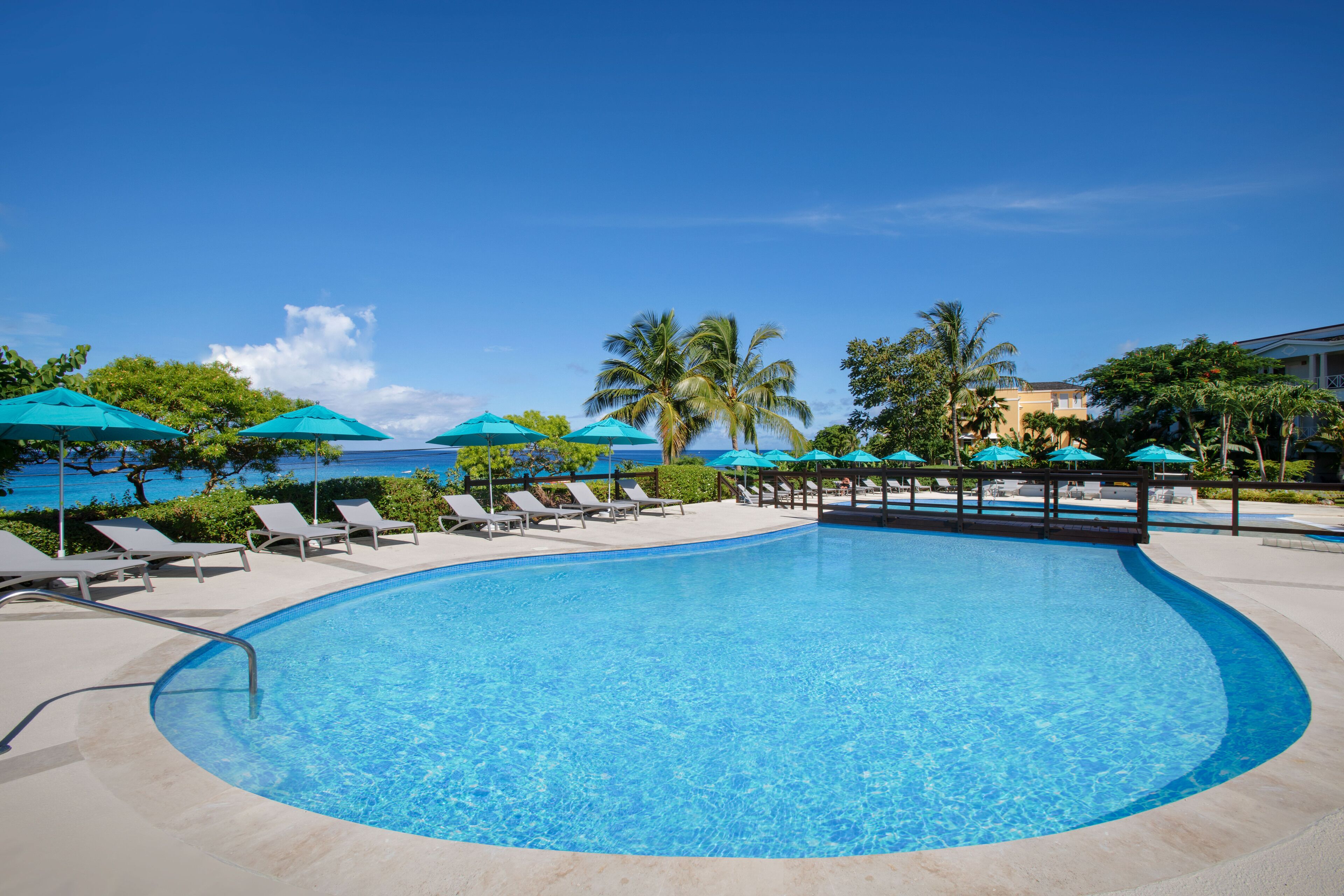 4 室外游泳池，池畔遮阳伞，日光浴躺椅