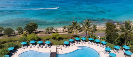 4 piscines extérieures, parasols de plage, chaises longues