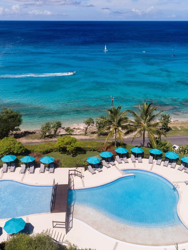4 outdoor pools, pool umbrellas, sun loungers