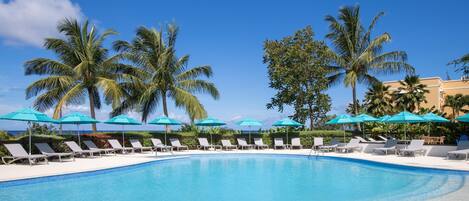 4 outdoor pools, pool umbrellas, pool loungers