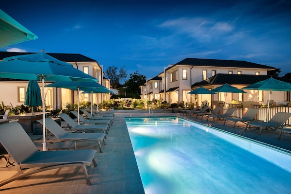 4 outdoor pools, pool umbrellas, sun loungers
