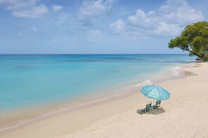 Beach nearby, white sand, beach towels - Beach View (Paynes Bay)
