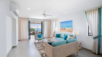 Tallelokero huoneessa, työpöytä, pimennysverhot, silitysrauta/-lauta