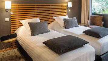 Peti besi dalam bilik, meja, langsir/tirai gelap terus, kalis bunyi