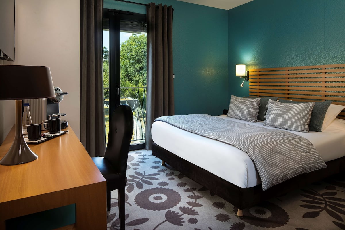 Exclusieve kamer, 1 queensize bed (Twin bed on request) | Een kluis op de kamer, een bureau, verduisterende gordijnen