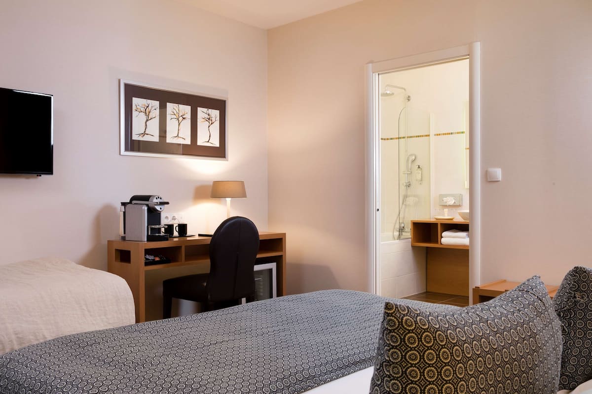 Comfort Room, 1 Queen Bed, Non Smoking (with Single Sofabed)