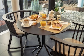 Petit déjeuner buffet (19 EUR par personne)