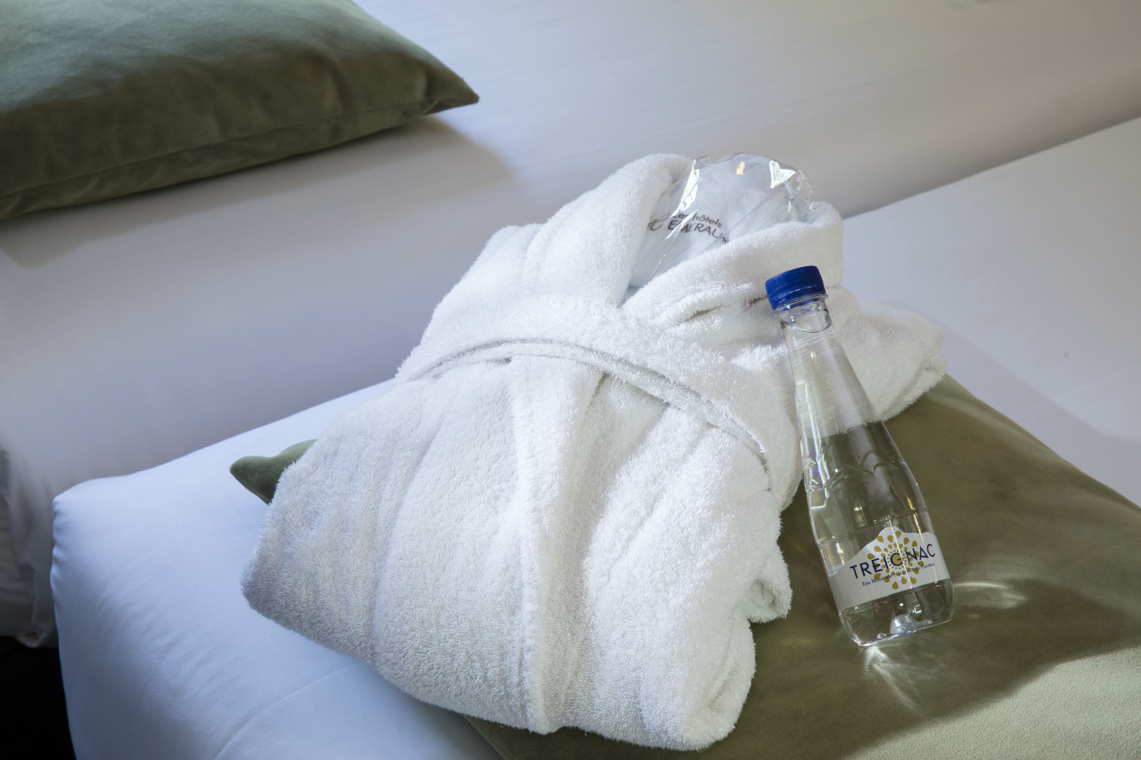 rainfall showerhead, free toiletries, hair dryer, towels