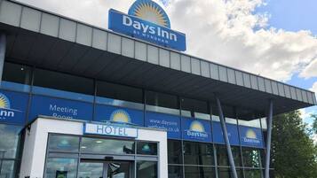 A Days Inn hotel with a clear sky and clouds.