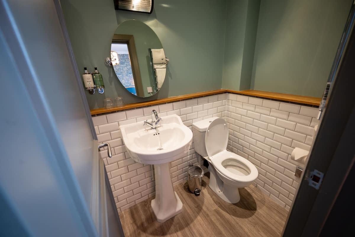 iron/ironing board, free wifi