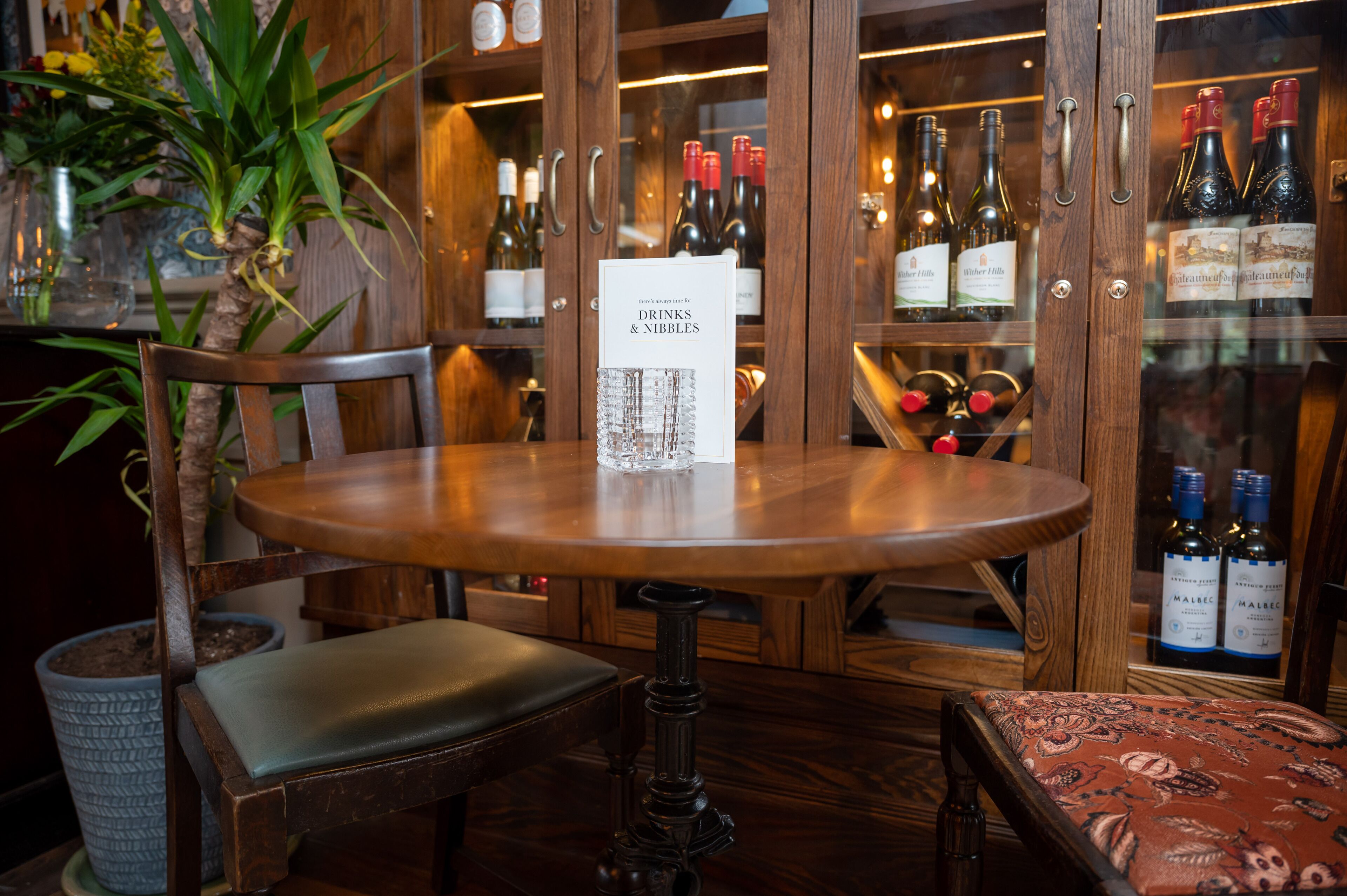 Une table en bois avec un présentoir à menus dans un restaurant.