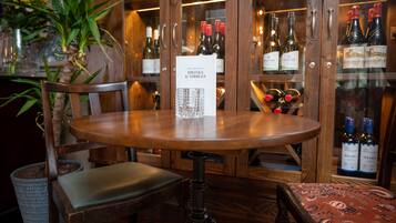 Une table en bois avec un présentoir à menus dans un restaurant.