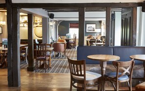 Frokost, lunsj og middag serveres, lokale retter 