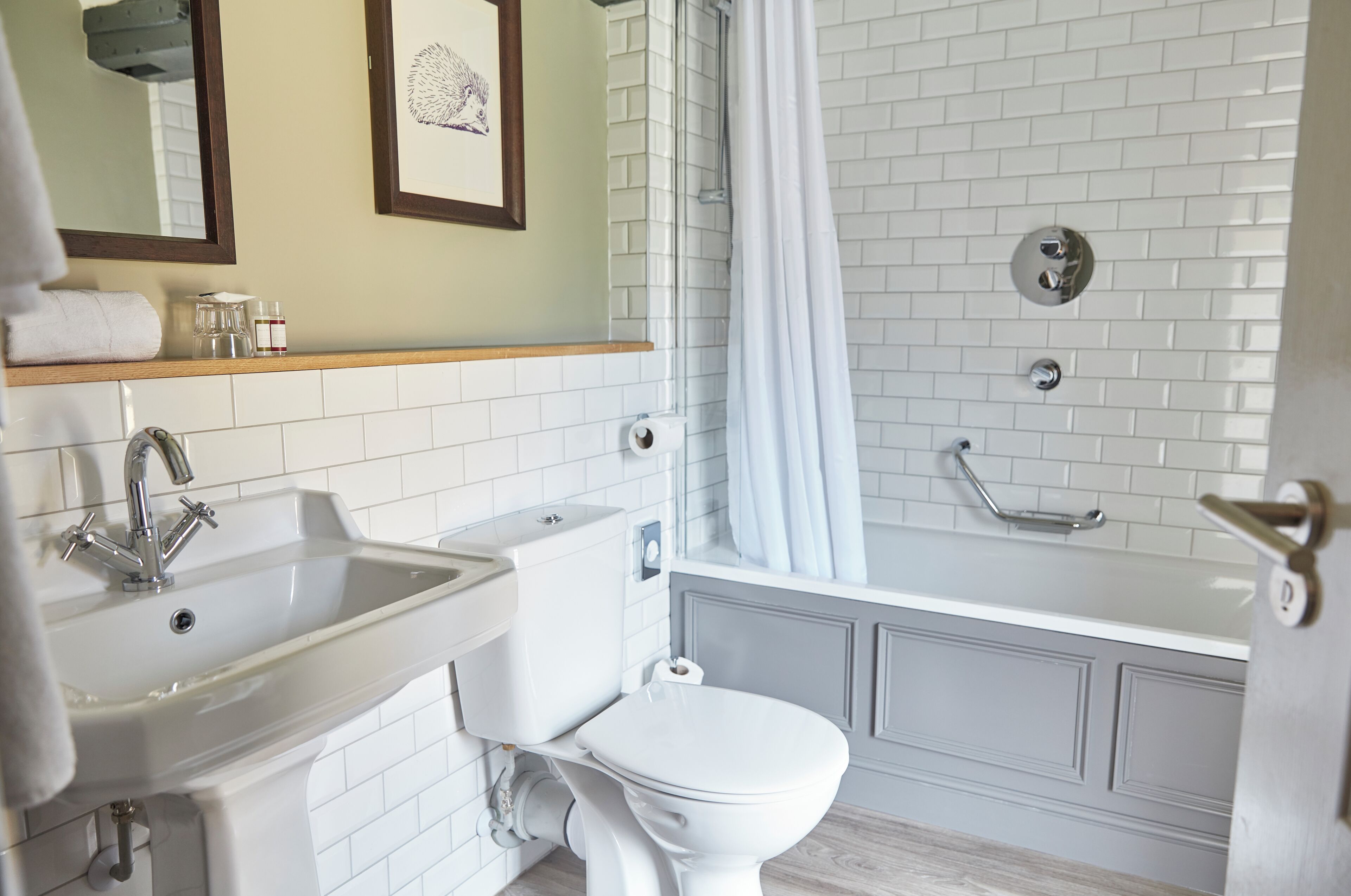 Un baño con lavamanos, inodoro y bañera.