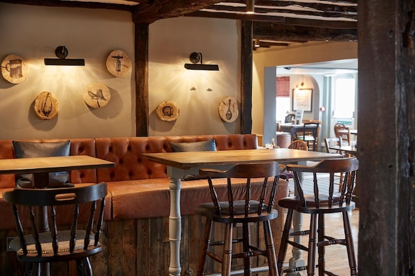 Breakfast, lunch, dinner served; local cuisine