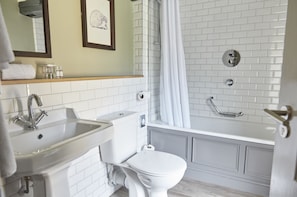 Secador de cabelo, toalhas de banho