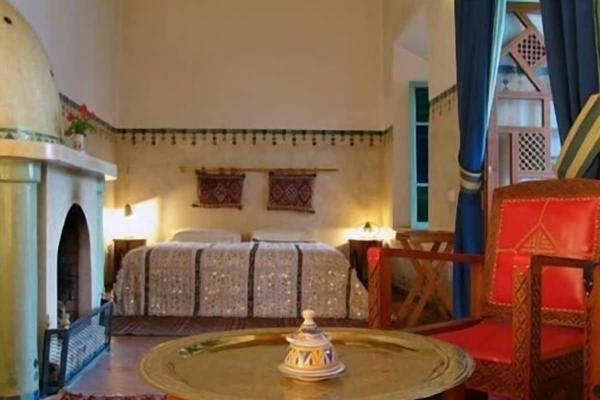 Double Room, Private Bathroom | In-room safe, free WiFi
