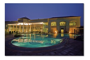 Piscina externa, funciona das 7h às 19h, guarda-sóis, espreguiçadeiras