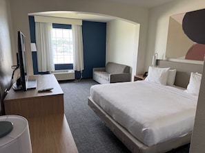 Een bureau, verduisterende gordijnen, een strijkplank/strijkijzer