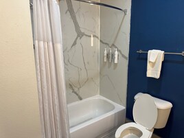 Bañera con ducha, secador de pelo, toallas, jabón