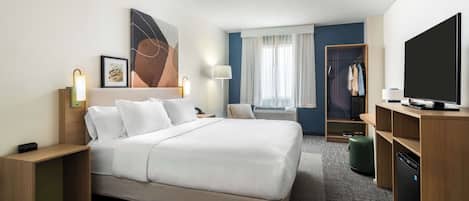Escritorio, cortinas blackout y tabla de planchar con plancha