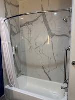 Bañera con ducha, secador de pelo, toallas, jabón