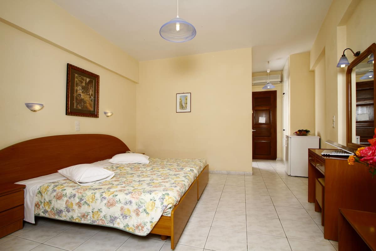 Cofres nos quartos, berços grátis, camas extras/dobráveis (sobretaxa)