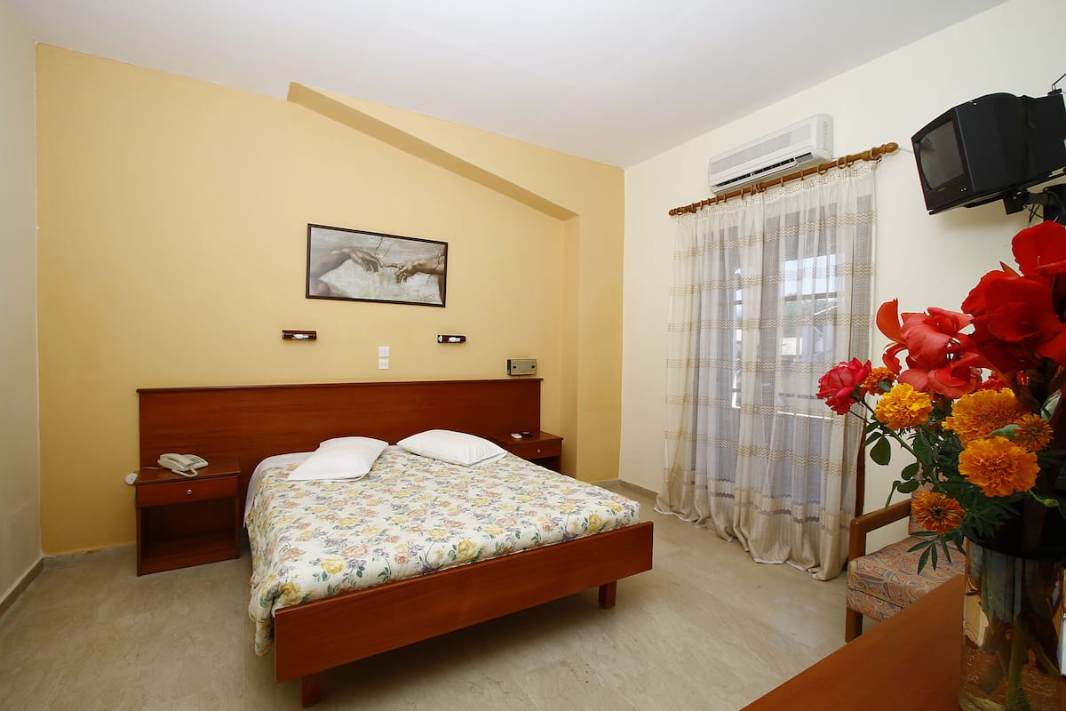 Quarto família, 2 quartos, vista para a piscina | Cofres nos quartos, berços grátis, camas extras/dobráveis (sobretaxa)