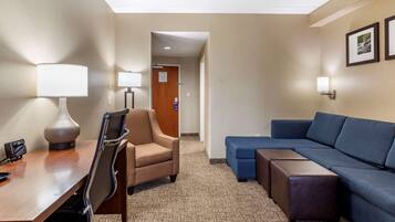 Een bureau, een strijkplank/strijkijzer, gratis wifi, beddengoed