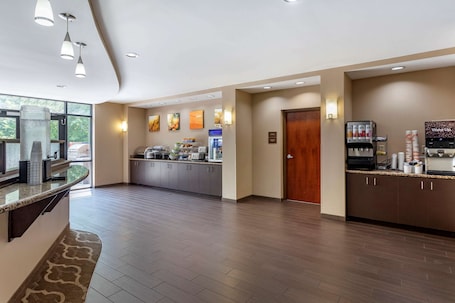 Free buffet breakfast. Comfort Suites Manchester near Arnold AFB