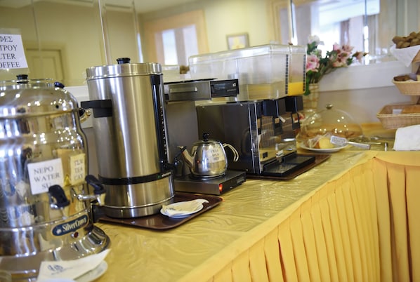 En kaffestation med forskelligt brygudstyr og mærkede beholdere.