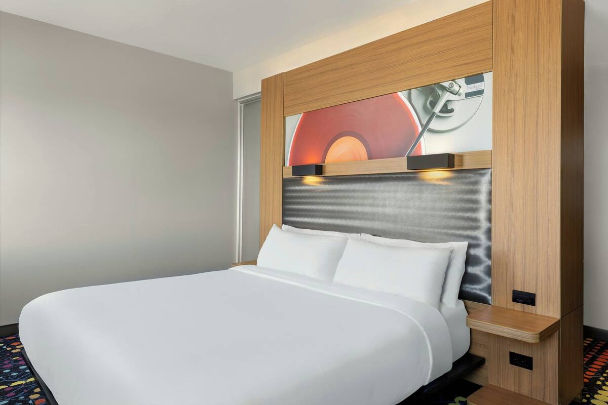 Room, 1 King Bed | Premium bedding, down comforters, pillowtop beds, in-room safe